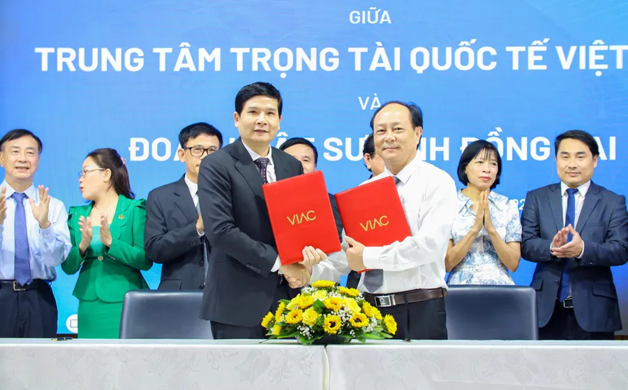 Trường Đại học Luật TPHCM và VIAC đã ký kết biên bản thỏa thuận hợp tác với các Đoàn Luật sư. (Ảnh: ULAW)