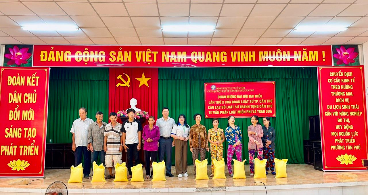 Ông Nguyễn Văn Sanh, Phó Chủ tịch UBND phường Tân Phú và Luật sư Nguyễn Thị Hoàng, Chủ nhiệm Câu lạc bộ luật sư tranh tụng Cần Thơ tặng quà cho các hộ nghèo