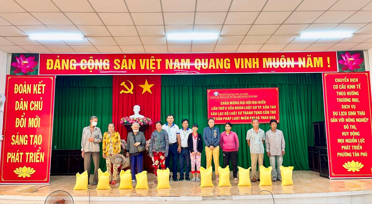 Luật sư Phan Văn Chanh Ly và Luật sư Nguyễn Thái Thanh, Phó Chủ nhiệm Câu lạc bộ Luật sư tranh tụng Cần Thơ tặng quà cho các hộ nghèo